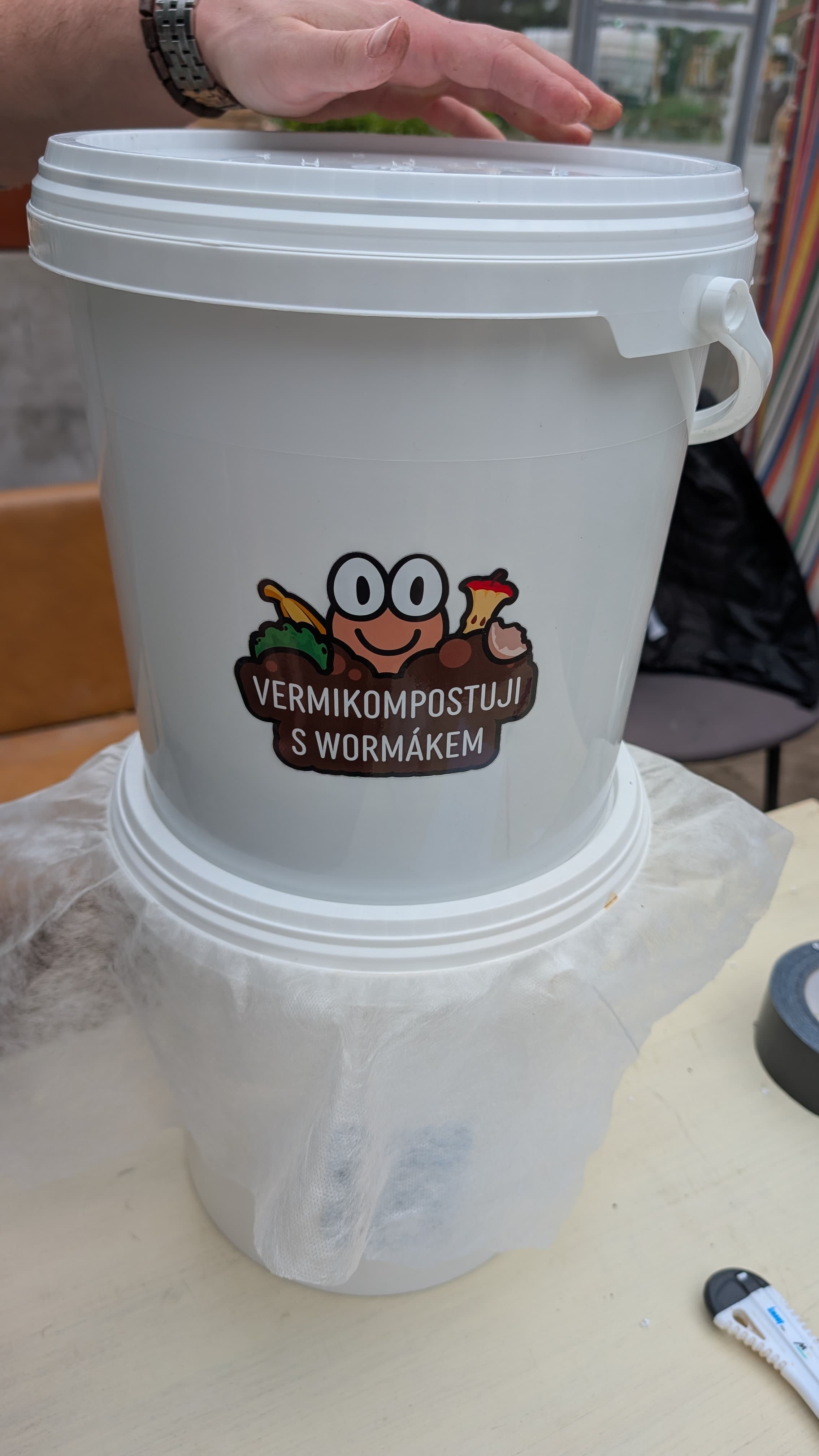 Hotový vermikompostér se samolepkou Wormák